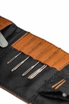MUUD Carla. Leren etuitje handnaai- en borduurnaalden - kleur whiskey