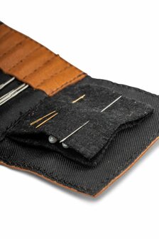 MUUD Carla. Leren etuitje handnaai- en borduurnaalden - kleur whiskey