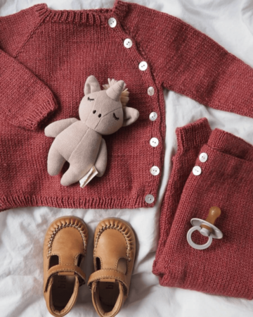 PetiteKnit - Ellen&rsquo;s Coming Home Set voor een broekje, vestje en bonnet