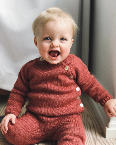 PetiteKnit - Ellen&rsquo;s Coming Home Set voor een broekje, vestje en bonnet