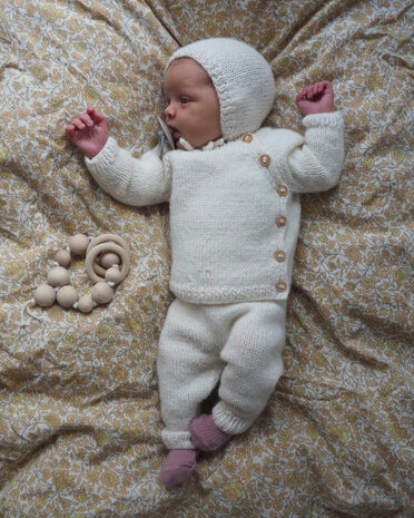 PetiteKnit - Ellen&rsquo;s Coming Home Set voor een broekje, vestje en bonnet