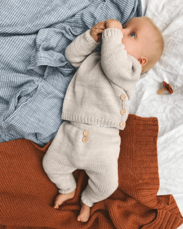 PetiteKnit - Ellen&rsquo;s Coming Home Set voor een broekje, vestje en bonnet